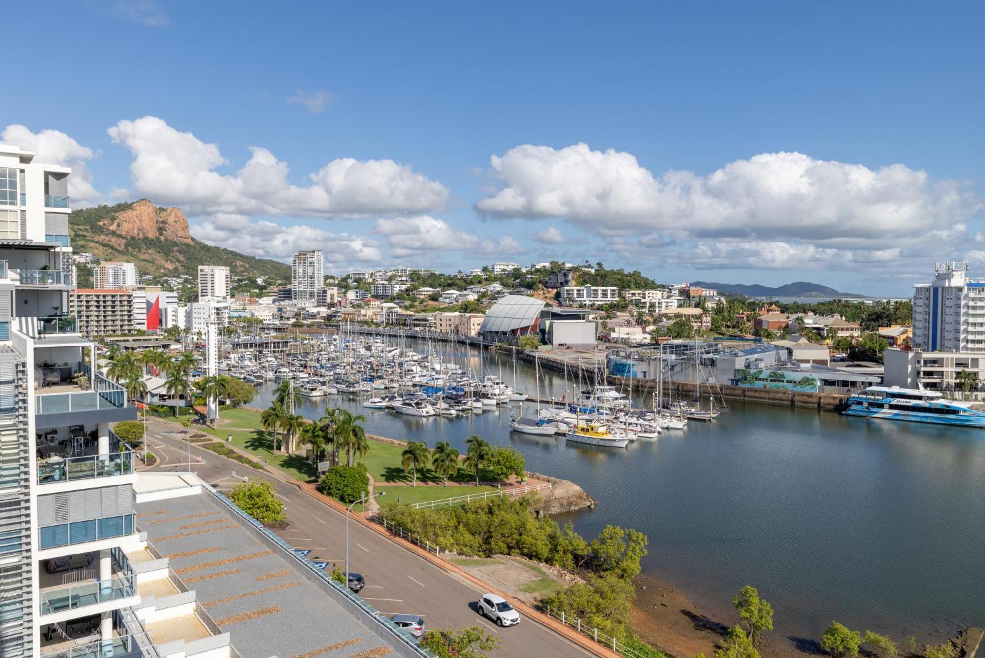 Oaks Townsville Metropole Hotel Exterior photo