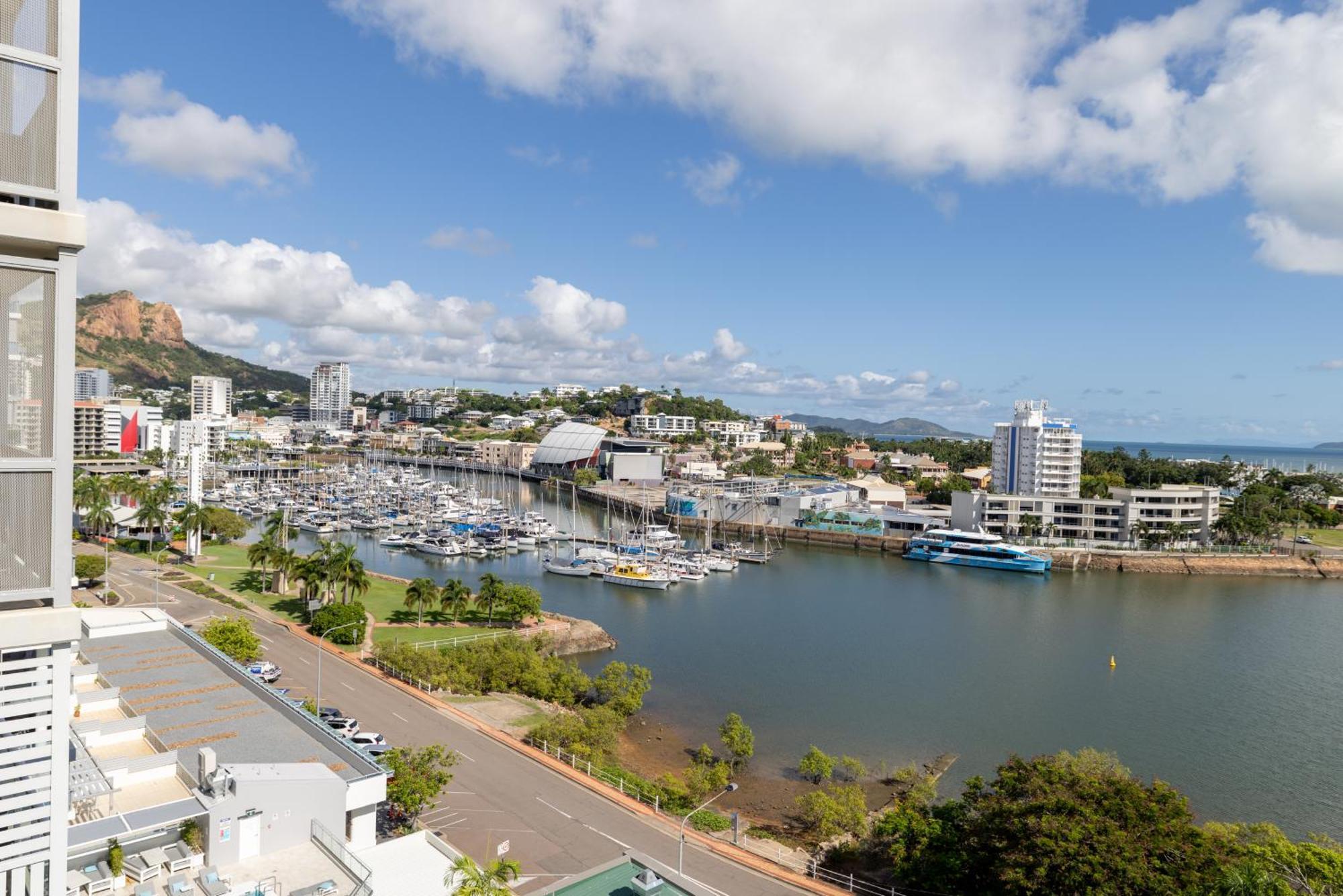 Oaks Townsville Metropole Hotel Exterior photo