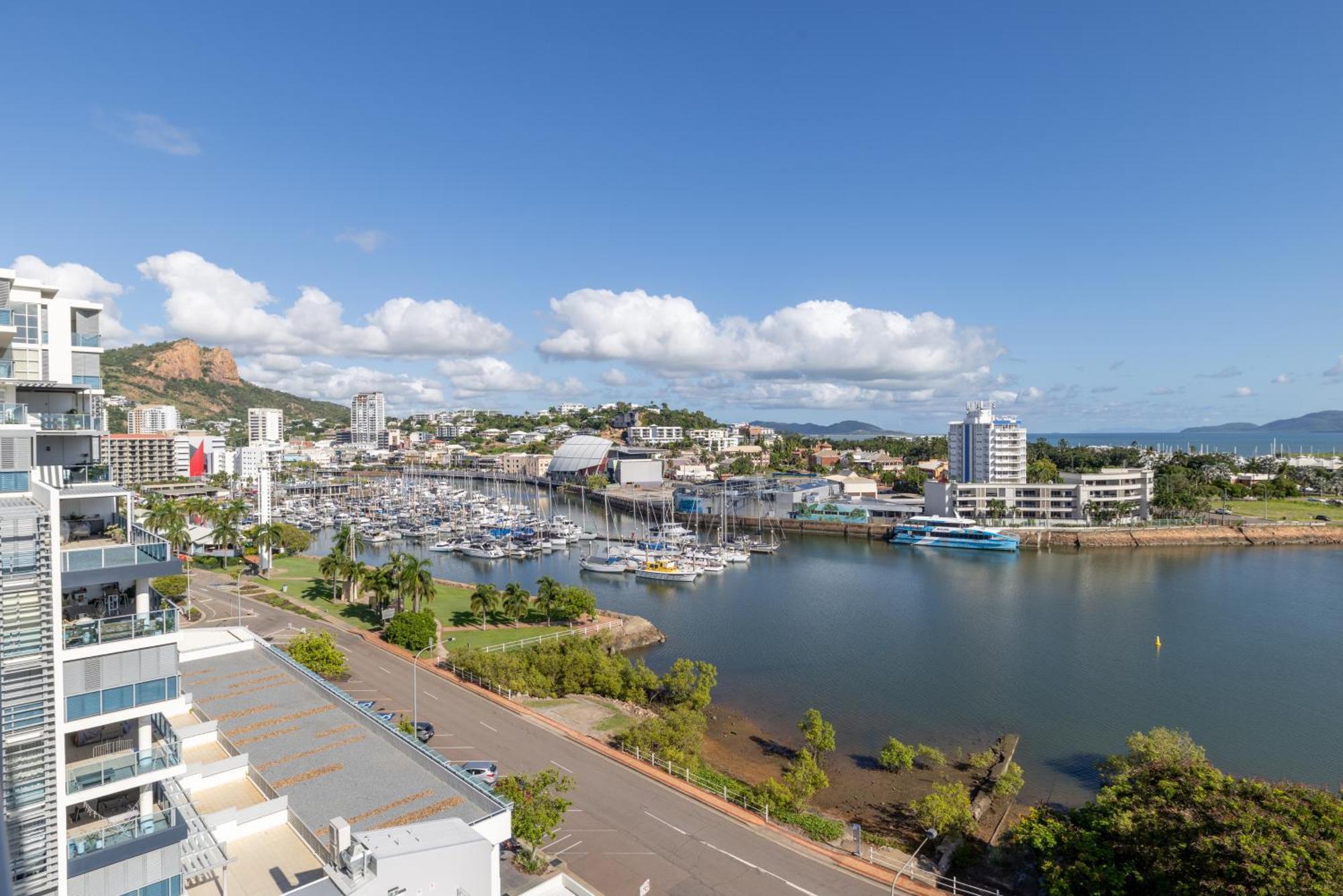 Oaks Townsville Metropole Hotel Exterior photo