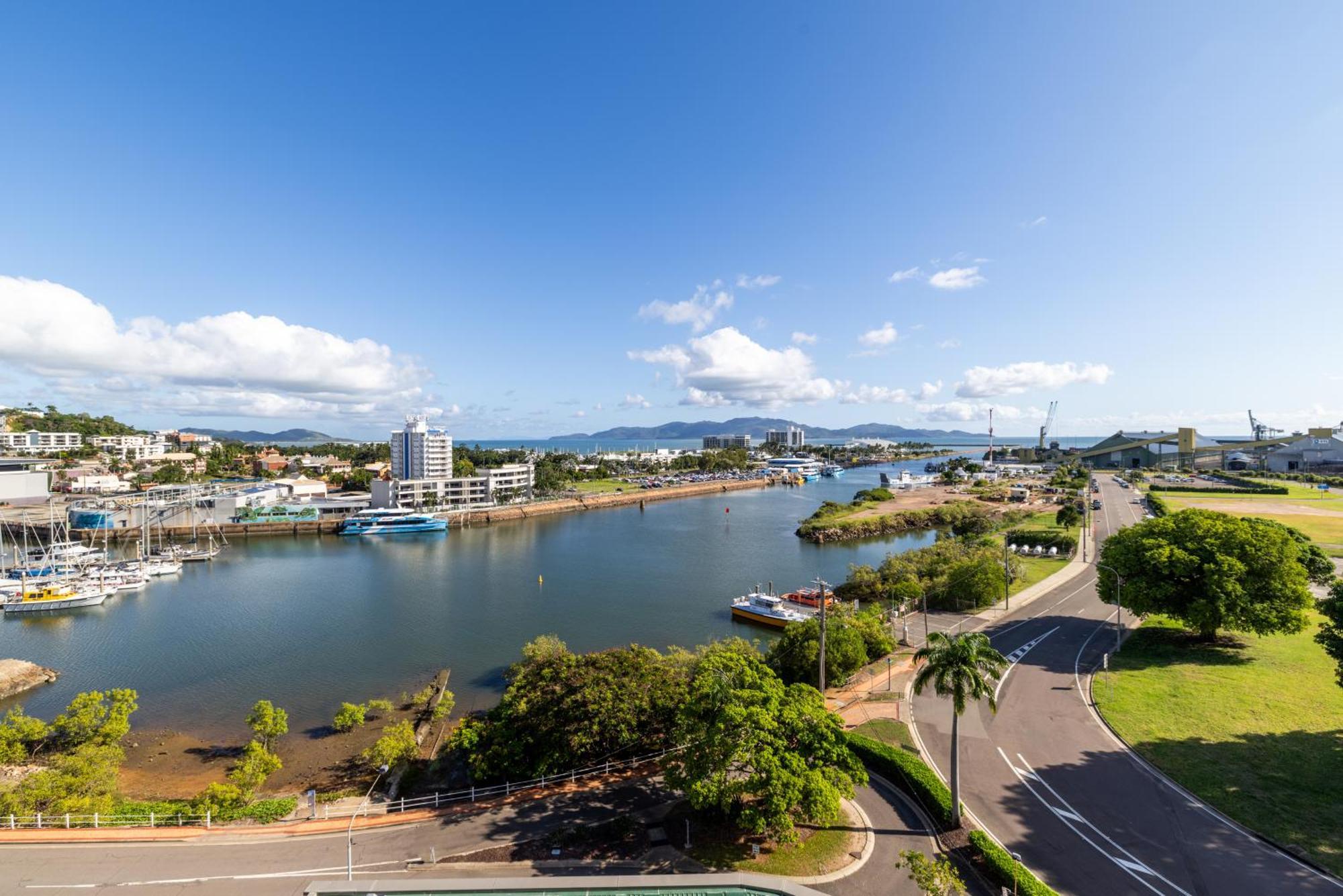 Oaks Townsville Metropole Hotel Exterior photo