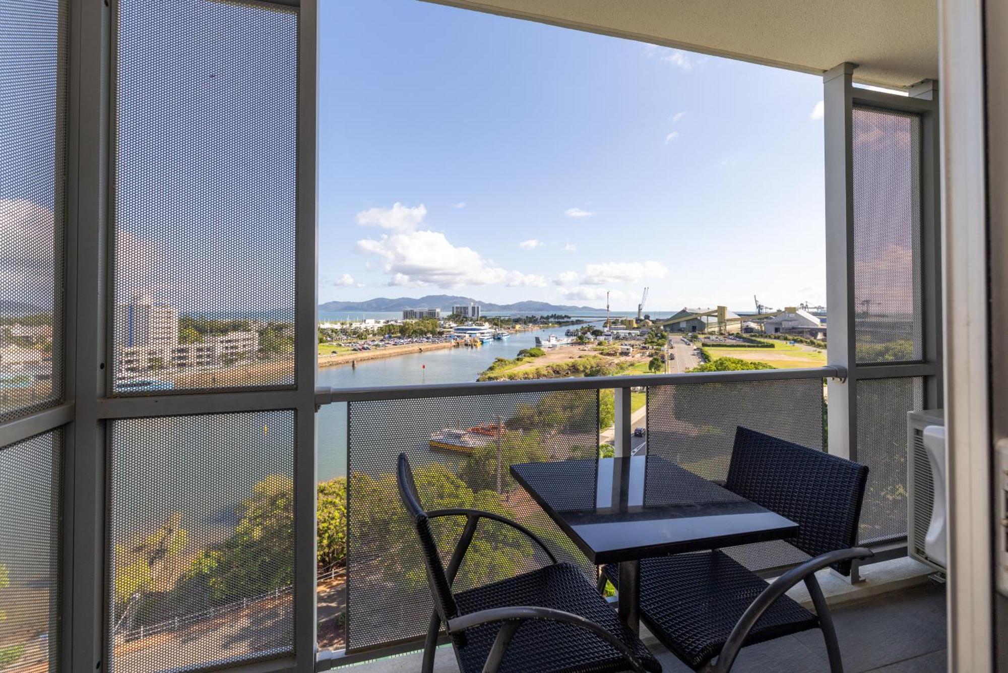 Oaks Townsville Metropole Hotel Exterior photo
