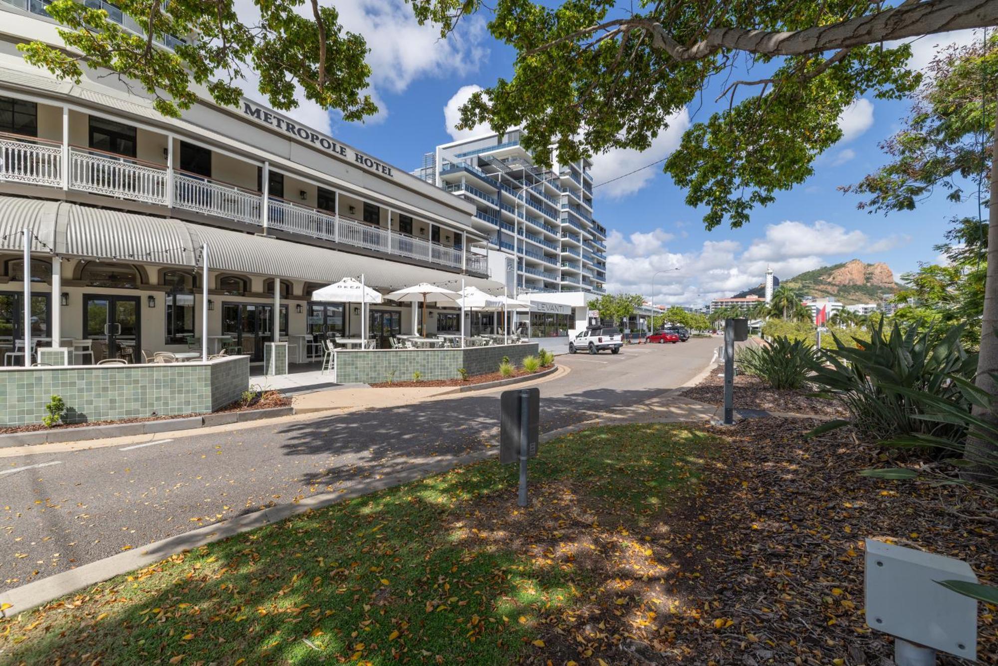Oaks Townsville Metropole Hotel Exterior photo