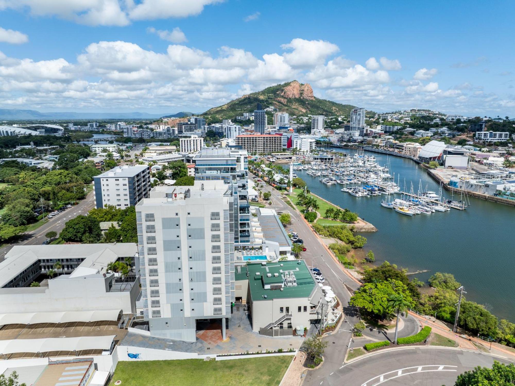 Oaks Townsville Metropole Hotel Exterior photo
