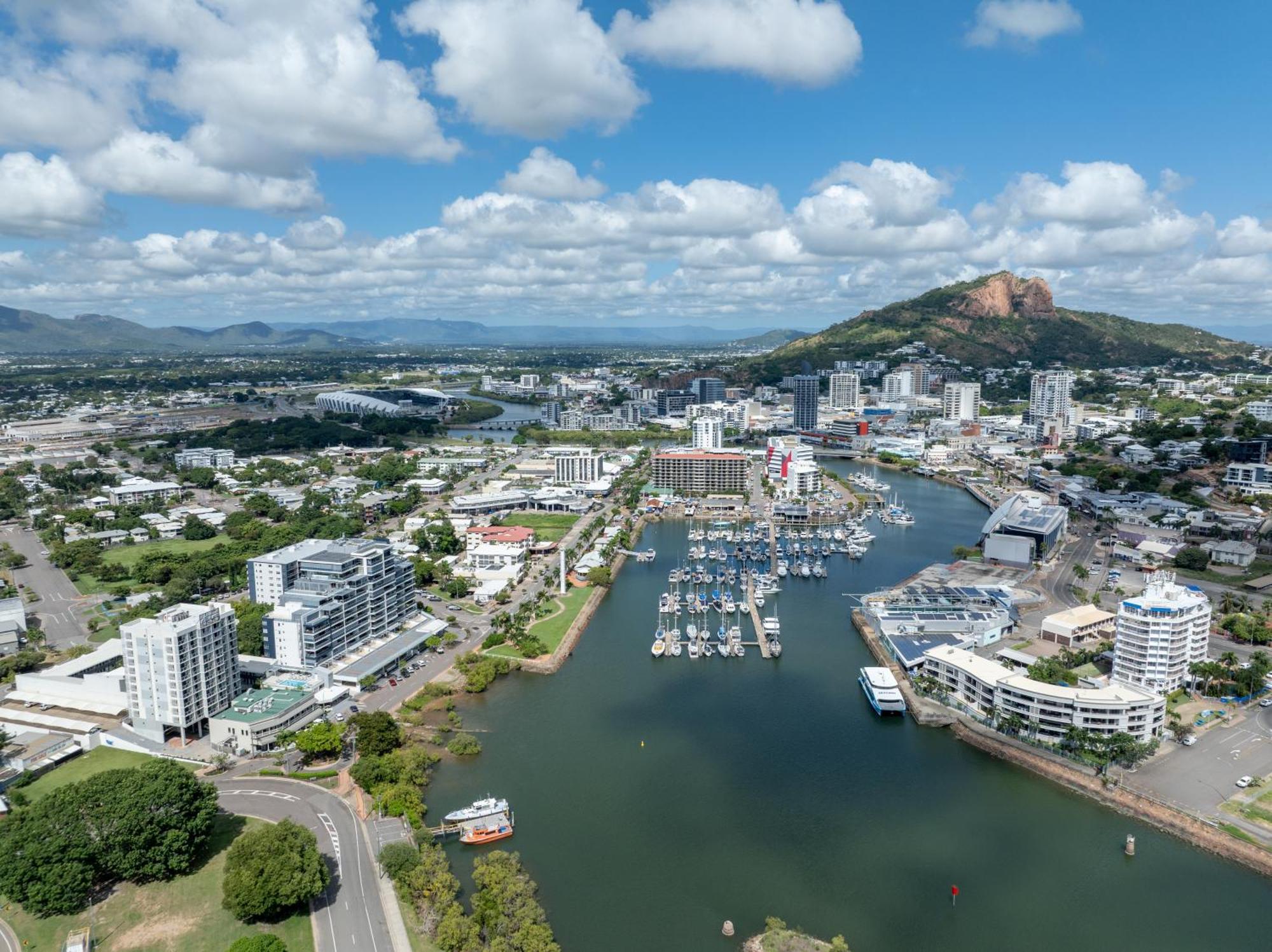 Oaks Townsville Metropole Hotel Exterior photo