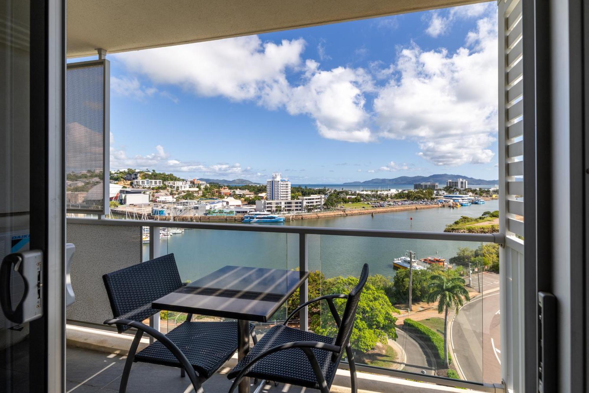 Oaks Townsville Metropole Hotel Exterior photo