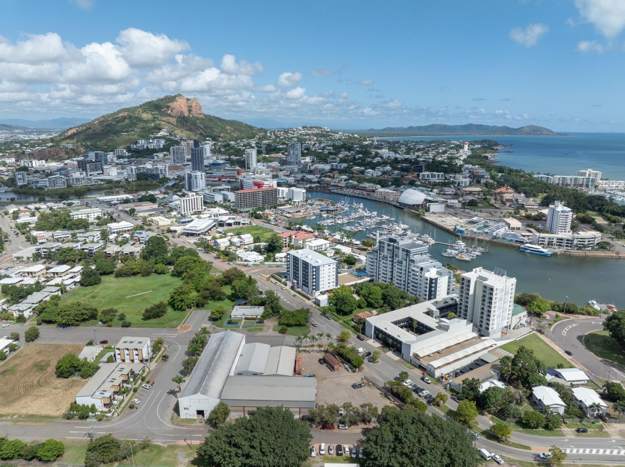 Oaks Townsville Metropole Hotel Exterior photo