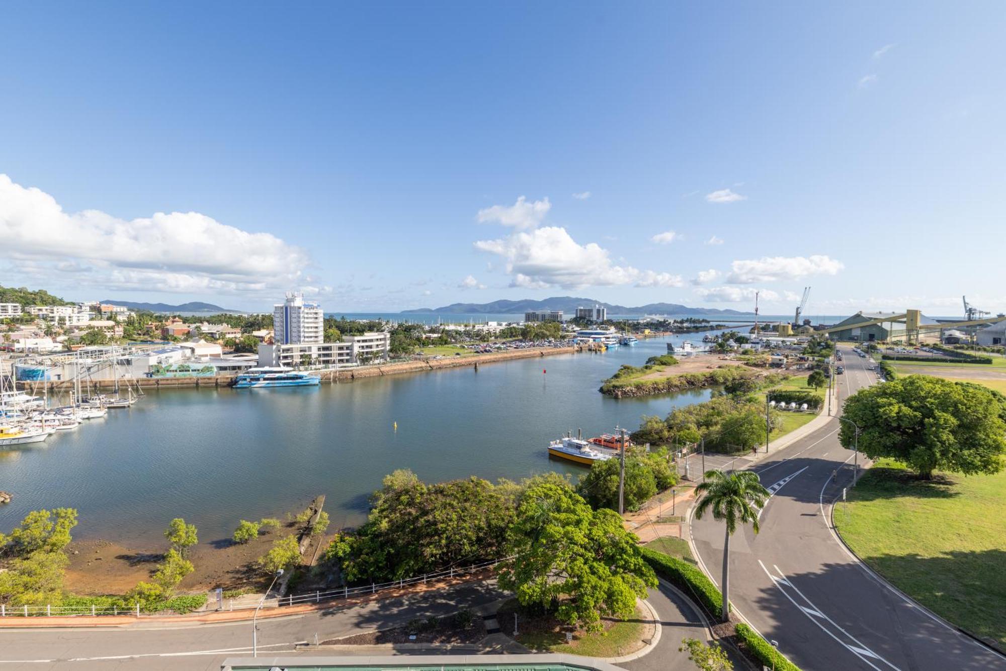 Oaks Townsville Metropole Hotel Exterior photo