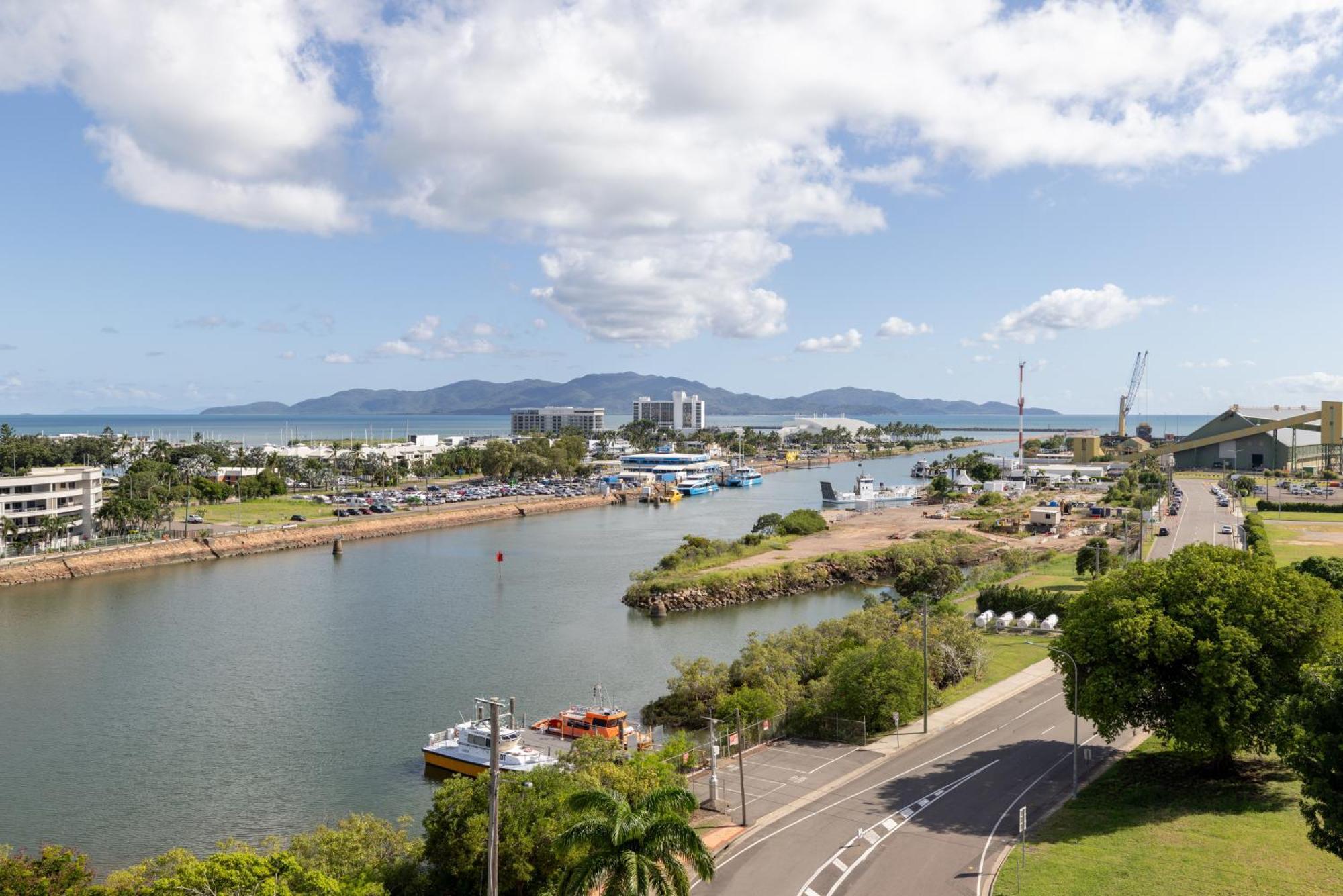 Oaks Townsville Metropole Hotel Exterior photo