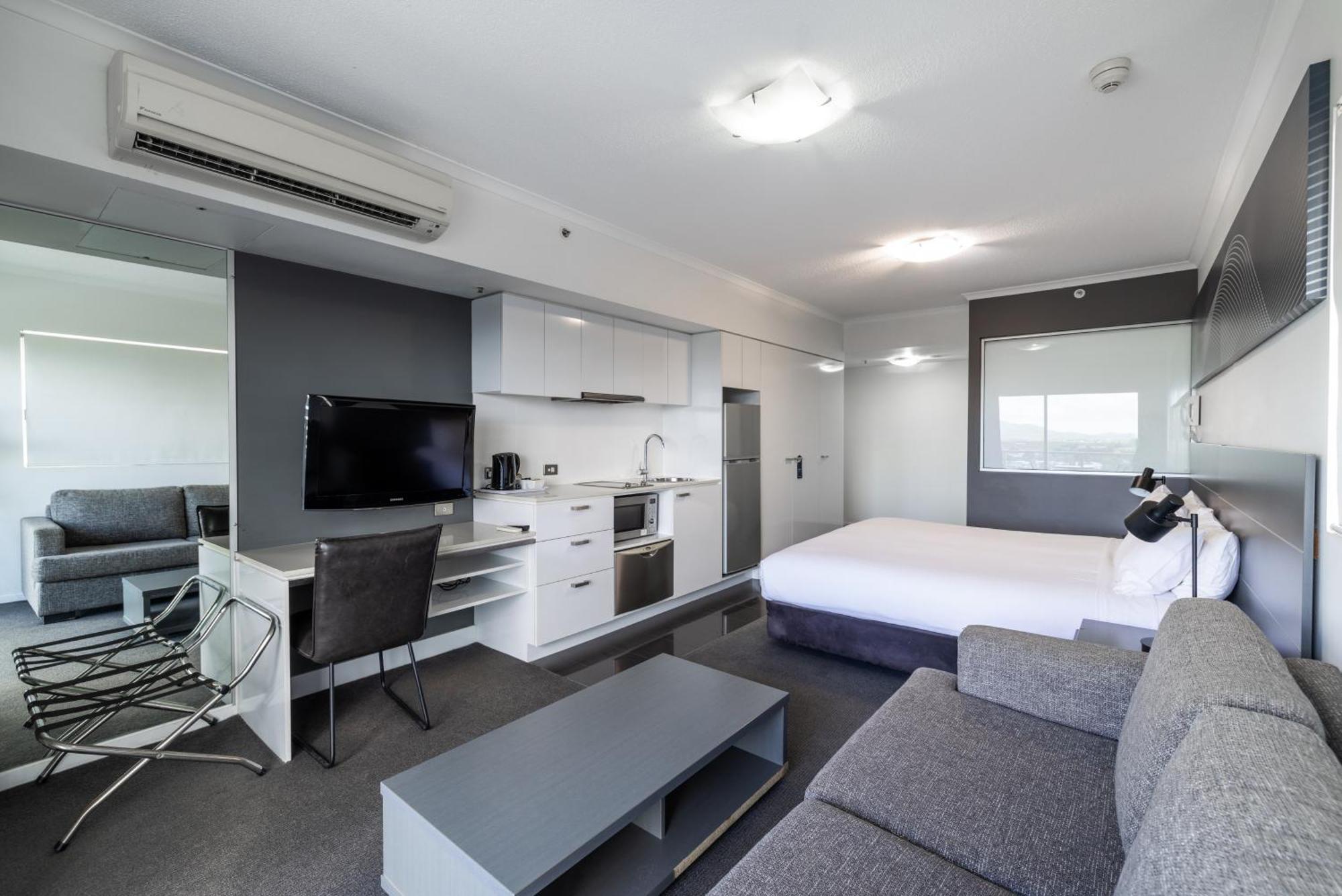 Oaks Townsville Metropole Hotel Exterior photo