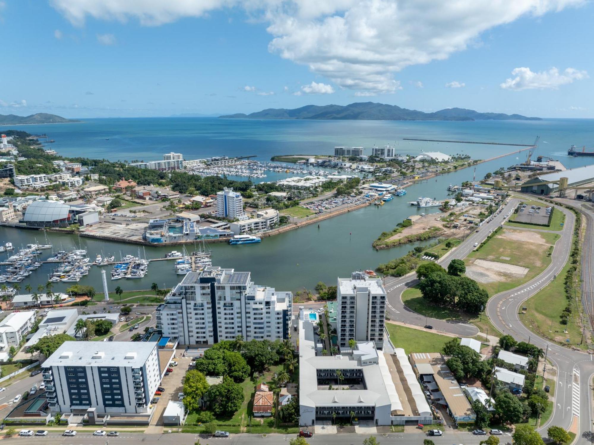 Oaks Townsville Metropole Hotel Exterior photo