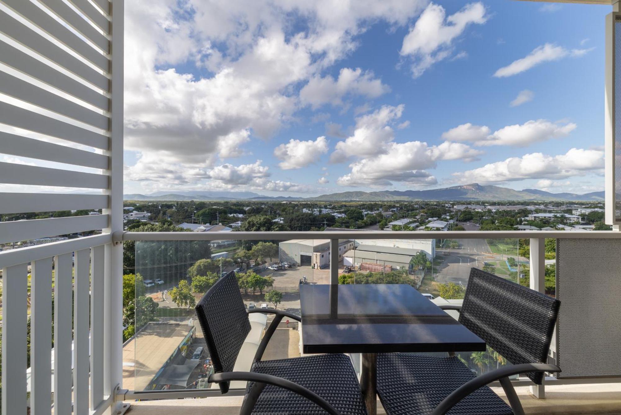 Oaks Townsville Metropole Hotel Exterior photo