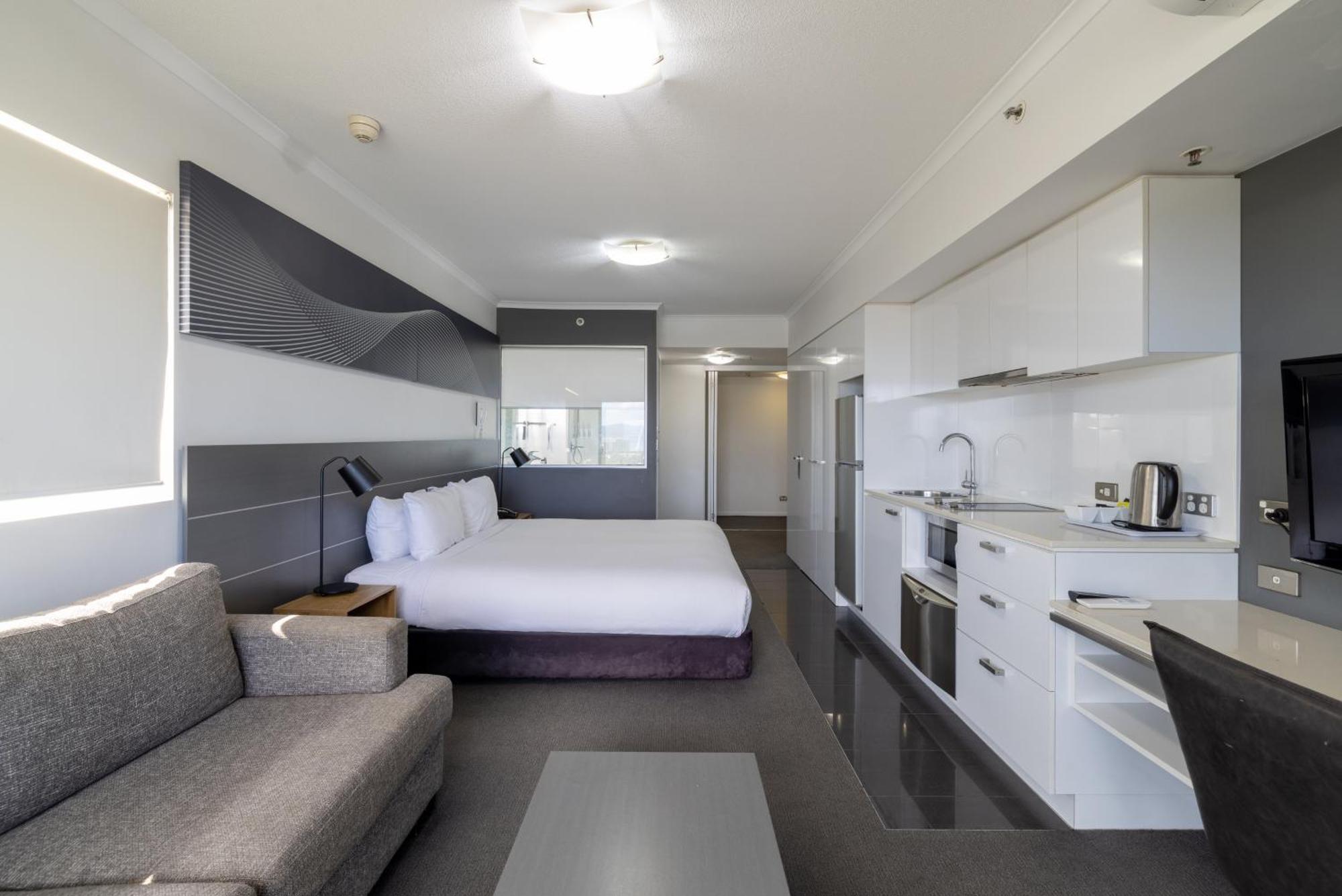Oaks Townsville Metropole Hotel Exterior photo