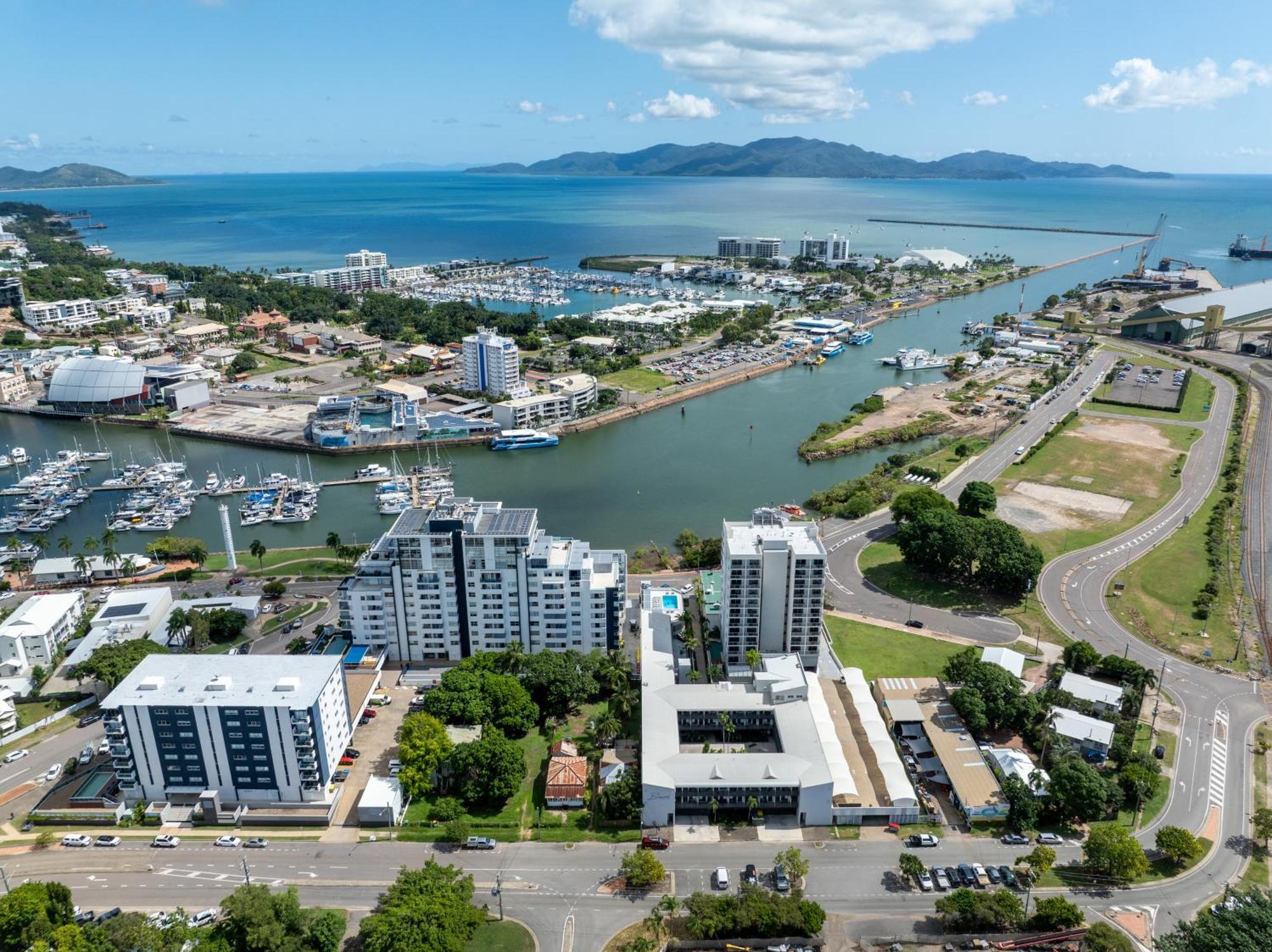 Oaks Townsville Metropole Hotel Exterior photo