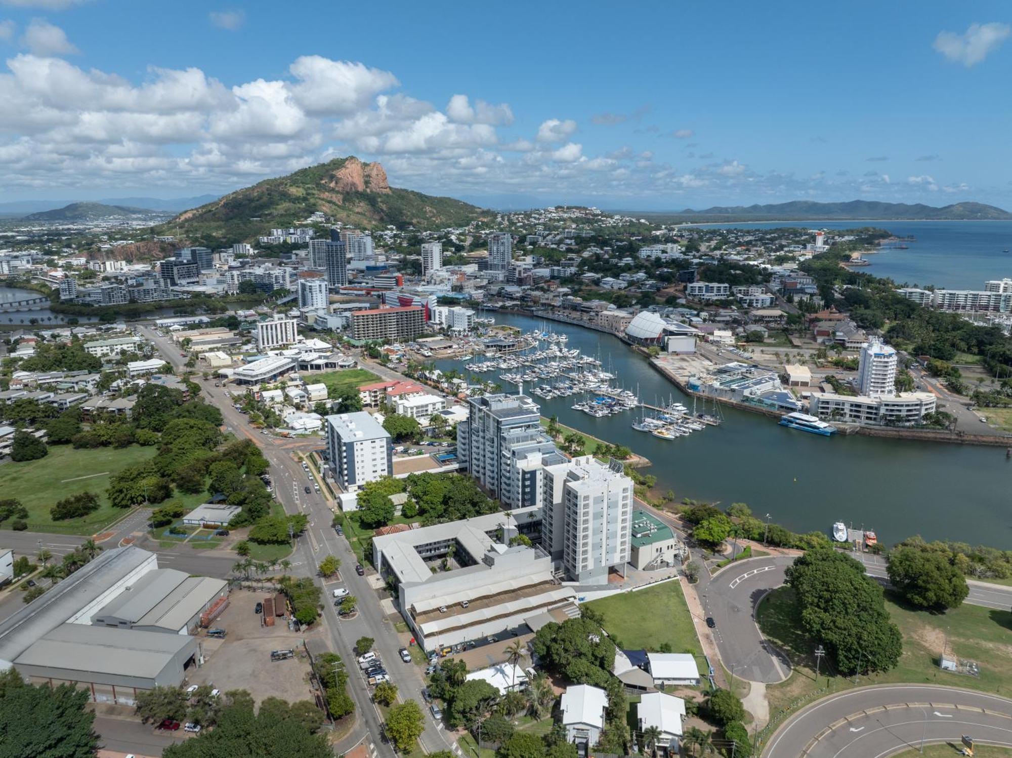 Oaks Townsville Metropole Hotel Exterior photo