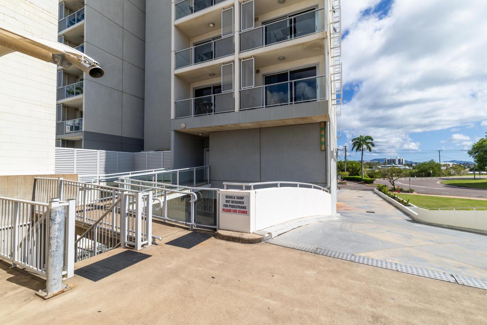 Oaks Townsville Metropole Hotel Exterior photo