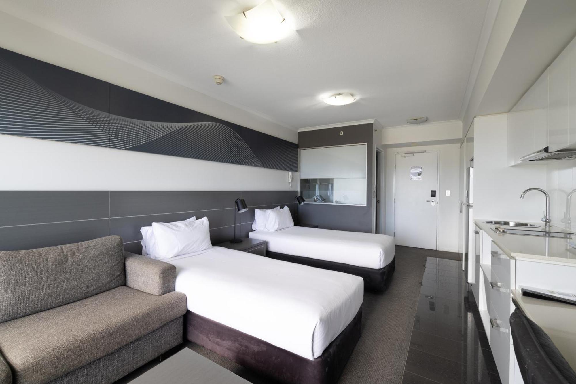 Oaks Townsville Metropole Hotel Exterior photo
