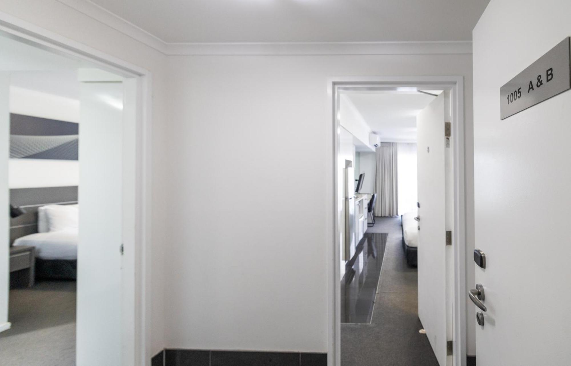 Oaks Townsville Metropole Hotel Exterior photo