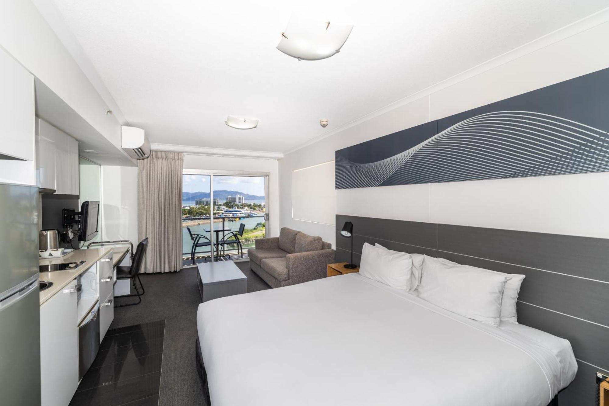 Oaks Townsville Metropole Hotel Exterior photo