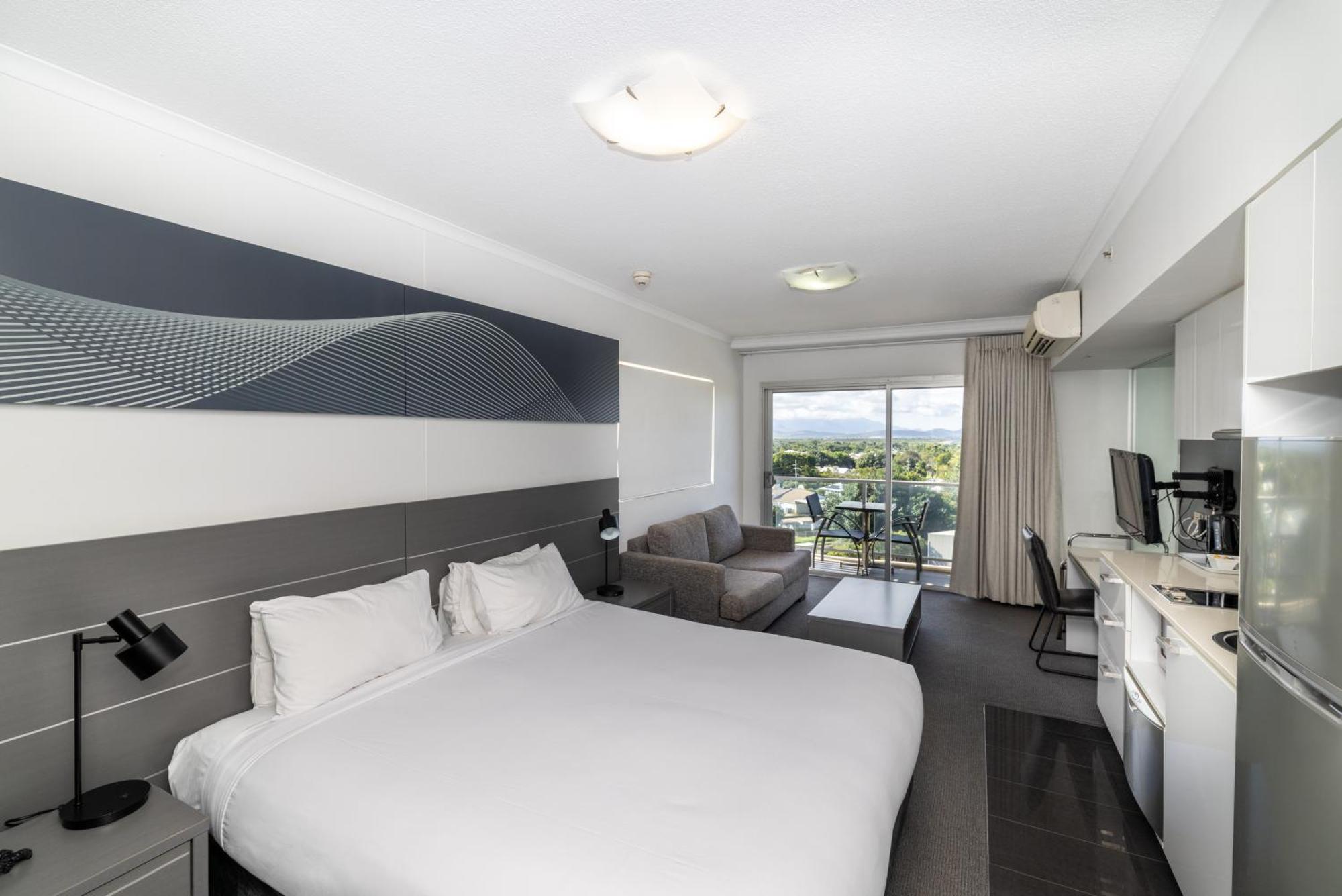 Oaks Townsville Metropole Hotel Exterior photo
