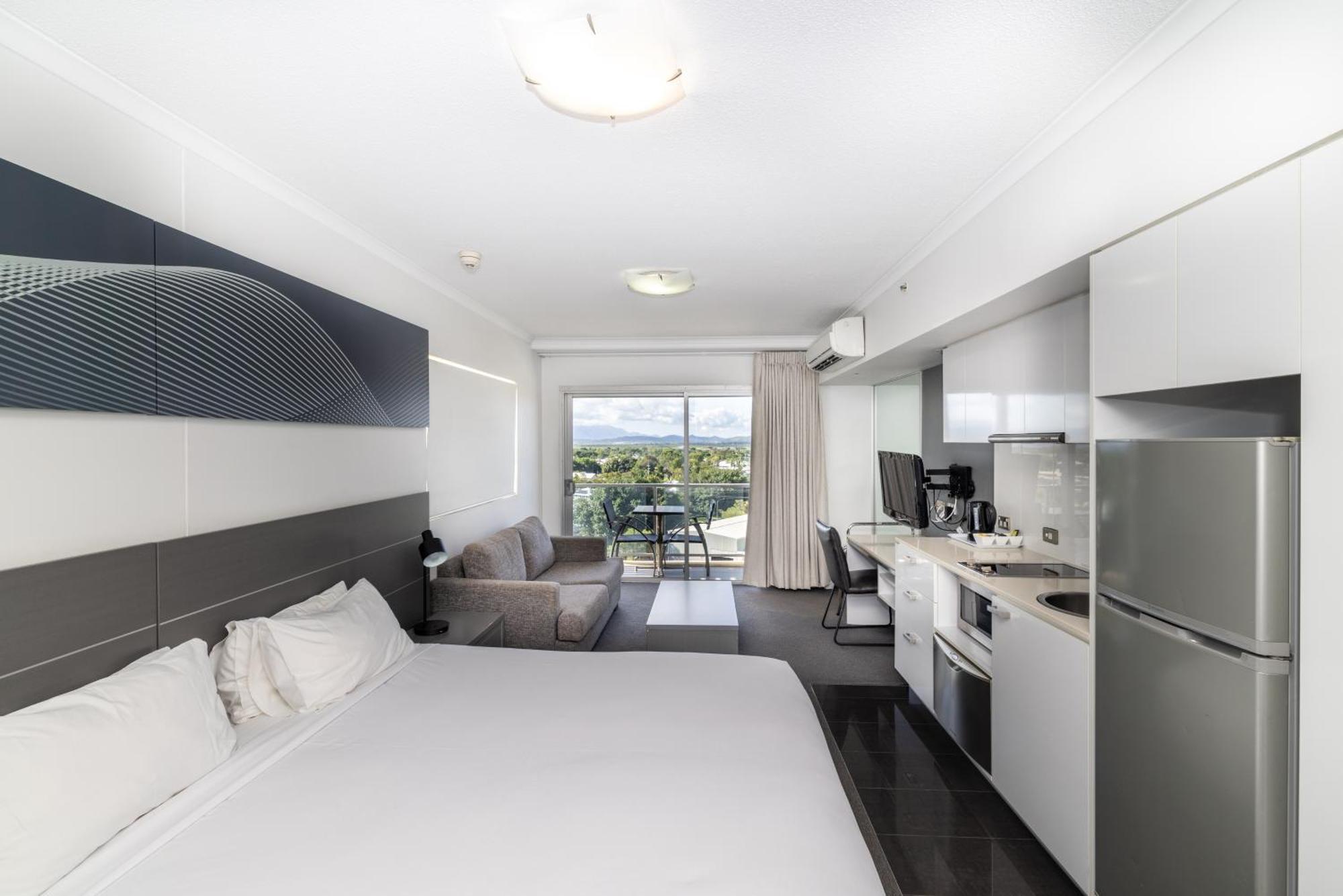 Oaks Townsville Metropole Hotel Exterior photo