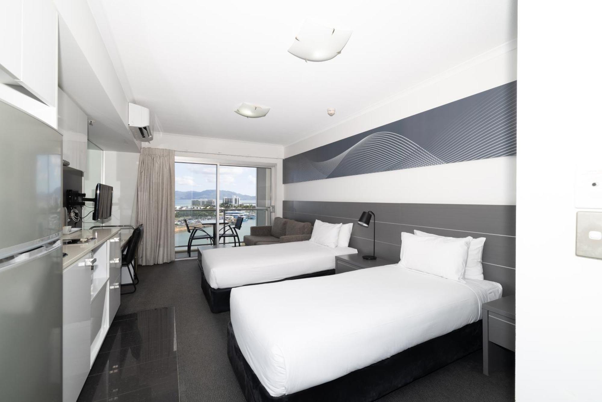 Oaks Townsville Metropole Hotel Exterior photo